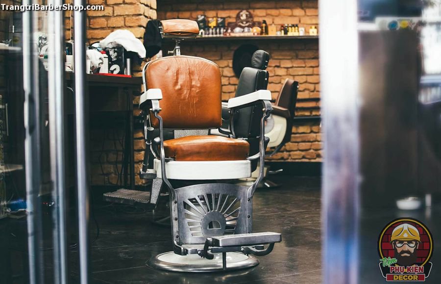 Với một chiếc ghế đầy đủ tiện nghi, người thợ hớt tóc có thể linh hoạt và thoải mái trong công việc làm đẹp cho Khách hàng